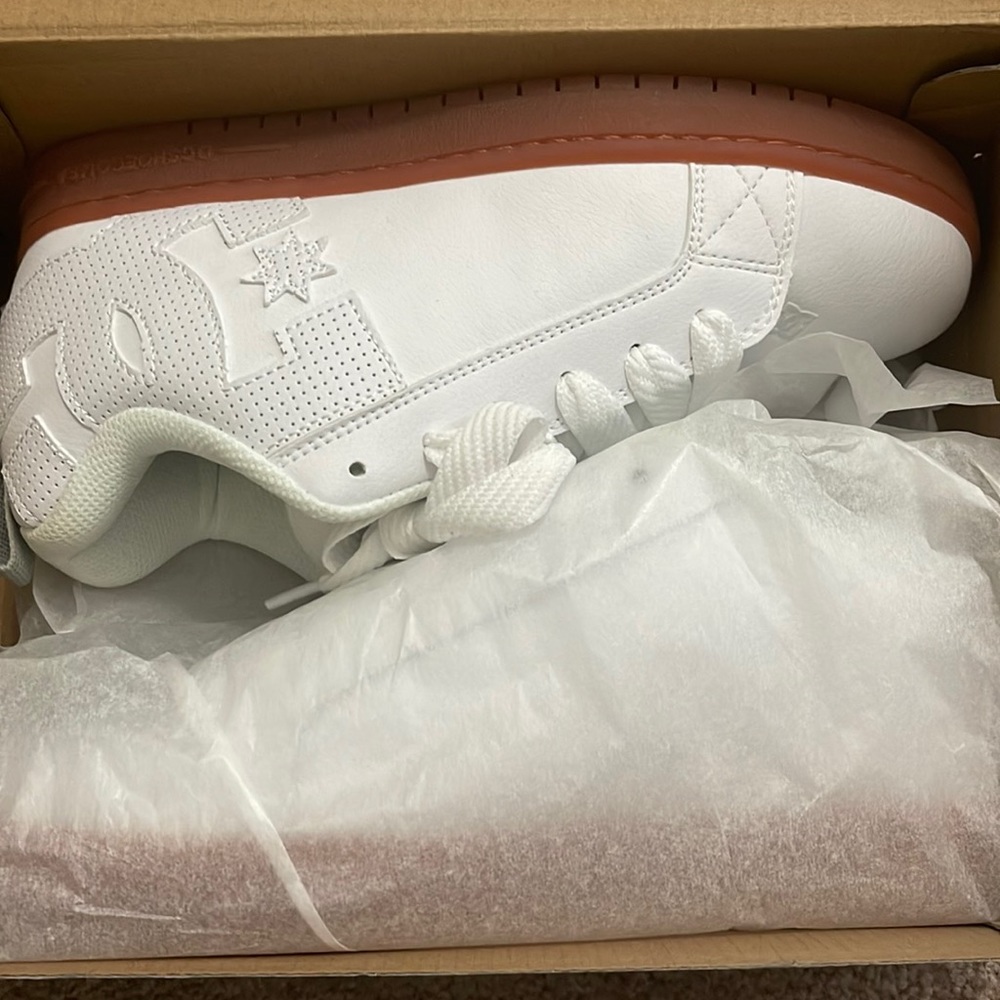 White size 8.5 men’s DC skate sneakers never worn in box